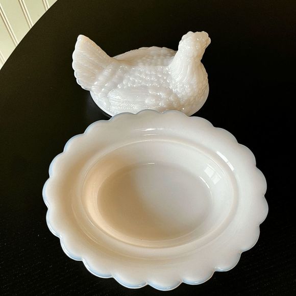 Mosser Glass Crown Tuscan Pink Covered Chicken / Hen Dish on a Wide Rim Base. - Picture 3 of 5